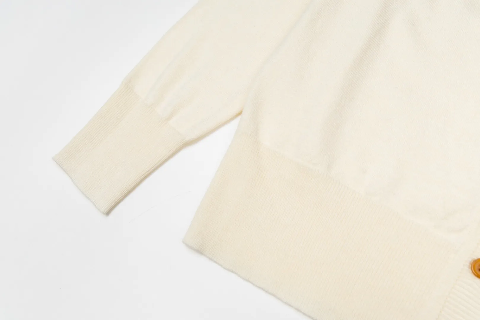 VIVI198# vivienne west wood 25FW new Tokyo red label cardigan, classic and versatile, looks taller and slimmer Size: 1 size (85-110 catties) 2 size (110-130 catties) 3 size (130-150 catties) Color: Gray Apricot Black